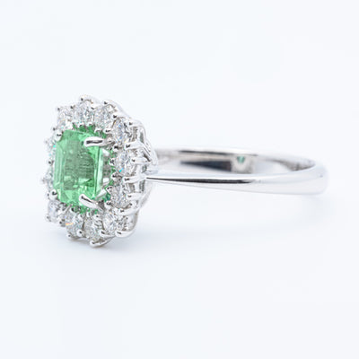 Anello in Oro Bianco 18KT con Smeraldo da 0,95kt e contorno in Diamanti