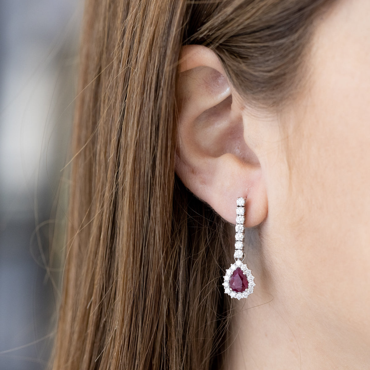 Orecchini pendenti di Diamanti con Rubini taglio a Goccia