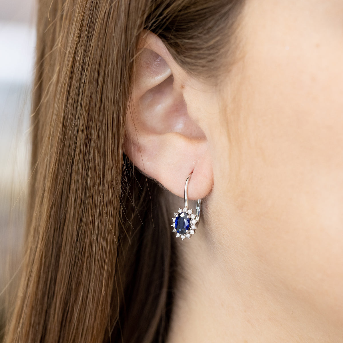 Orecchini a Monachella con Zaffiri e Contorno Diamanti