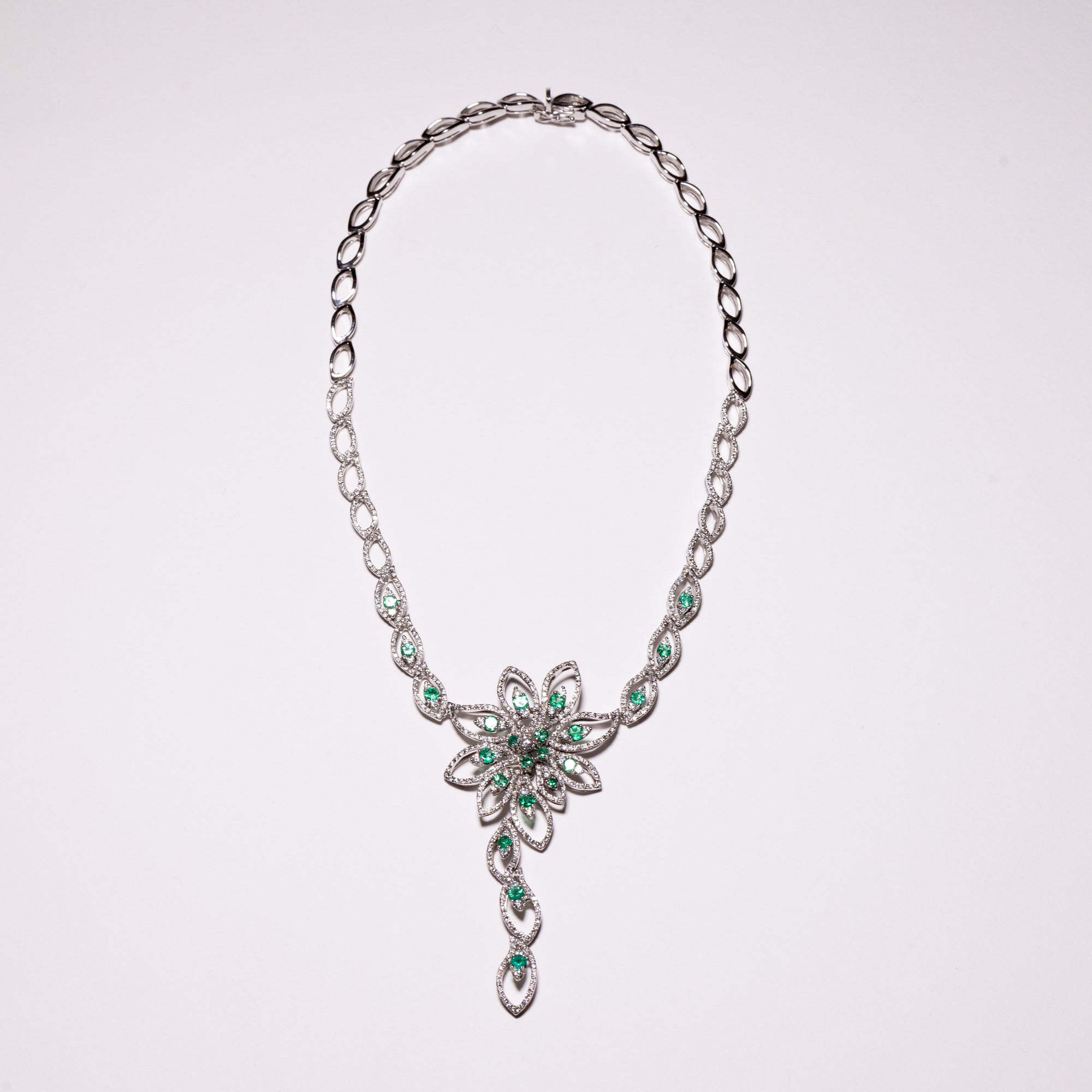 Collana Collier in Oro Bianco 18kt con Diamanti Taglio Brillante e Smeraldi Taglio Ovale