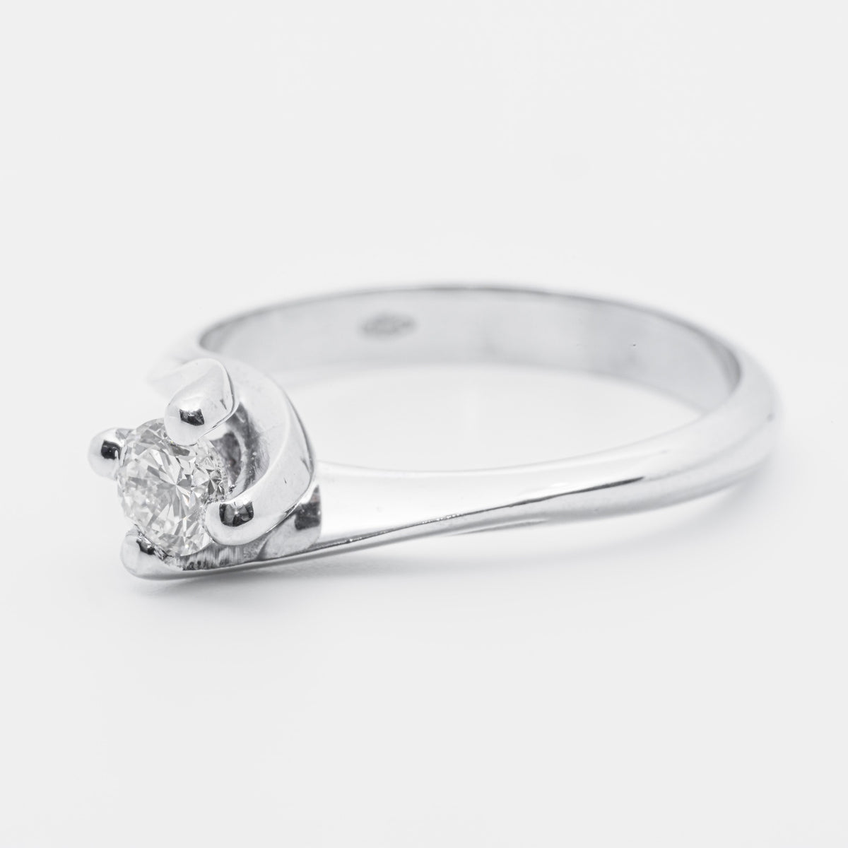 Anello solitario in oro bianco 18 kt e diamante taglio brillante