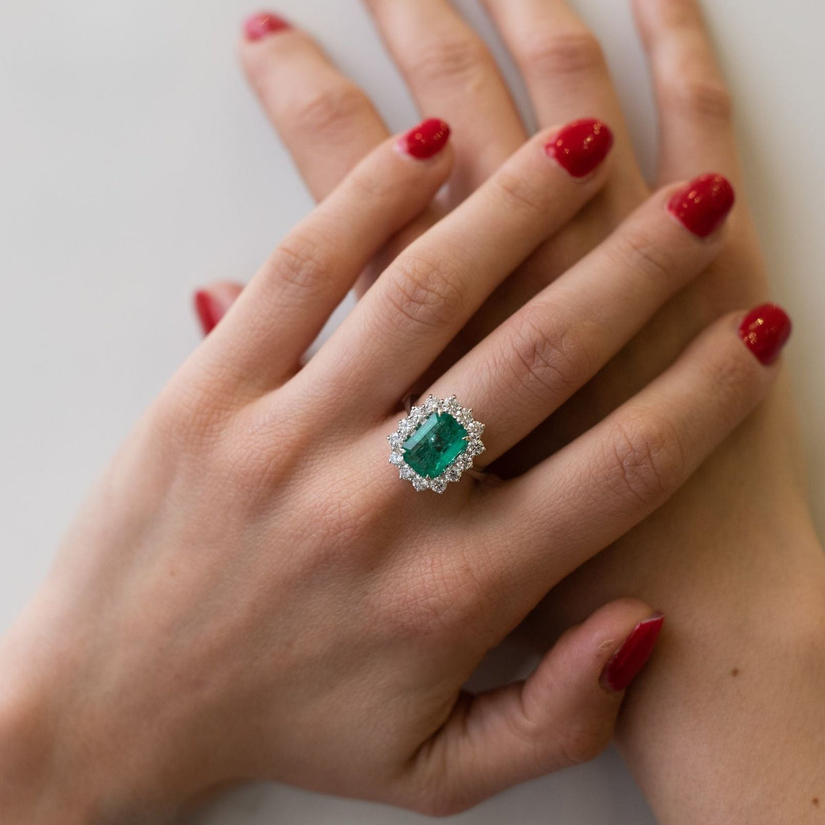 Anello Solitario con Smeraldo, Diamanti e Oro 18KT (Pezzo Unico)