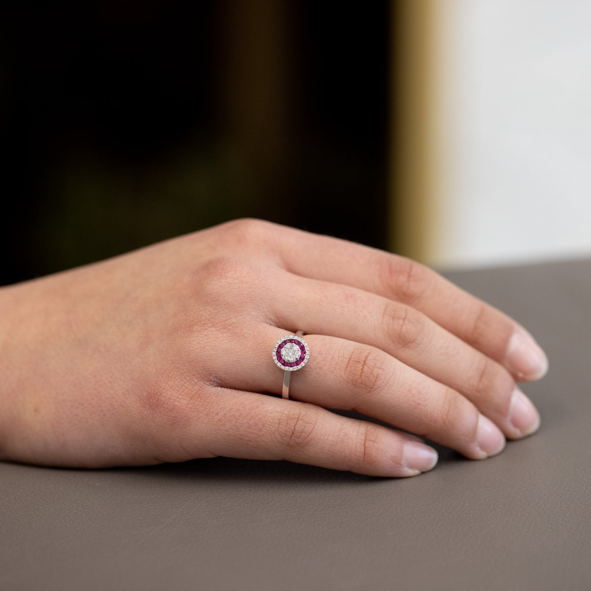 Anello Pavé con Diamanti e Contorno Rubini in oro bianco 18 kt