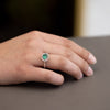 Anello Smeraldo centrale 0,75 ct contornato Diamanti 0,19 ct in oro bianco 18 kt