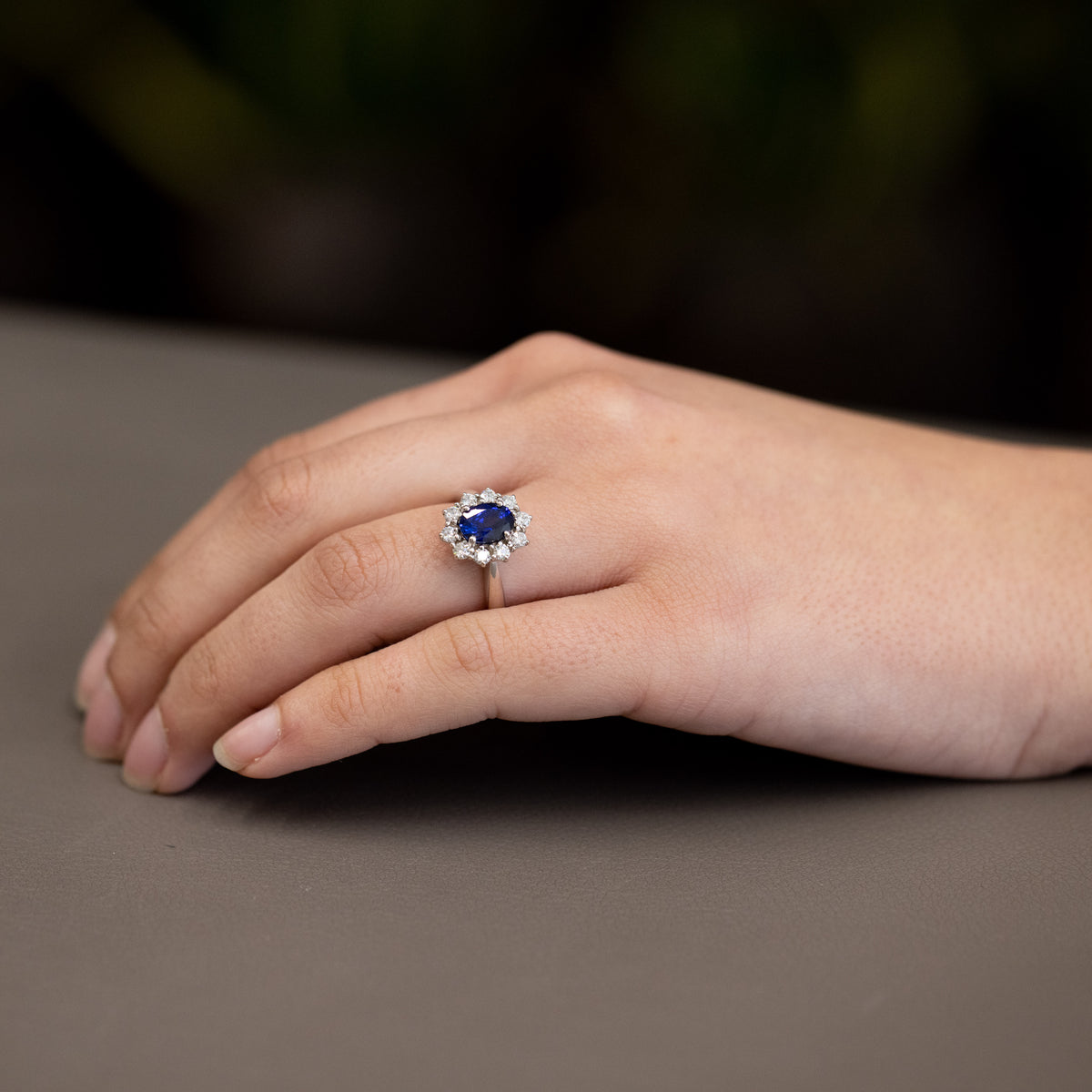 Anello in Oro Bianco 18KT con Zaffiro Ovale da 1,68 carati e contorno in Diamanti