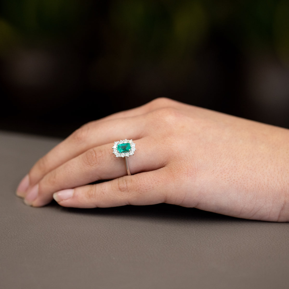 Anello in oro bianco 18 kt con Smeraldo da 0,92kt Contornato Diamanti 0,55 kt