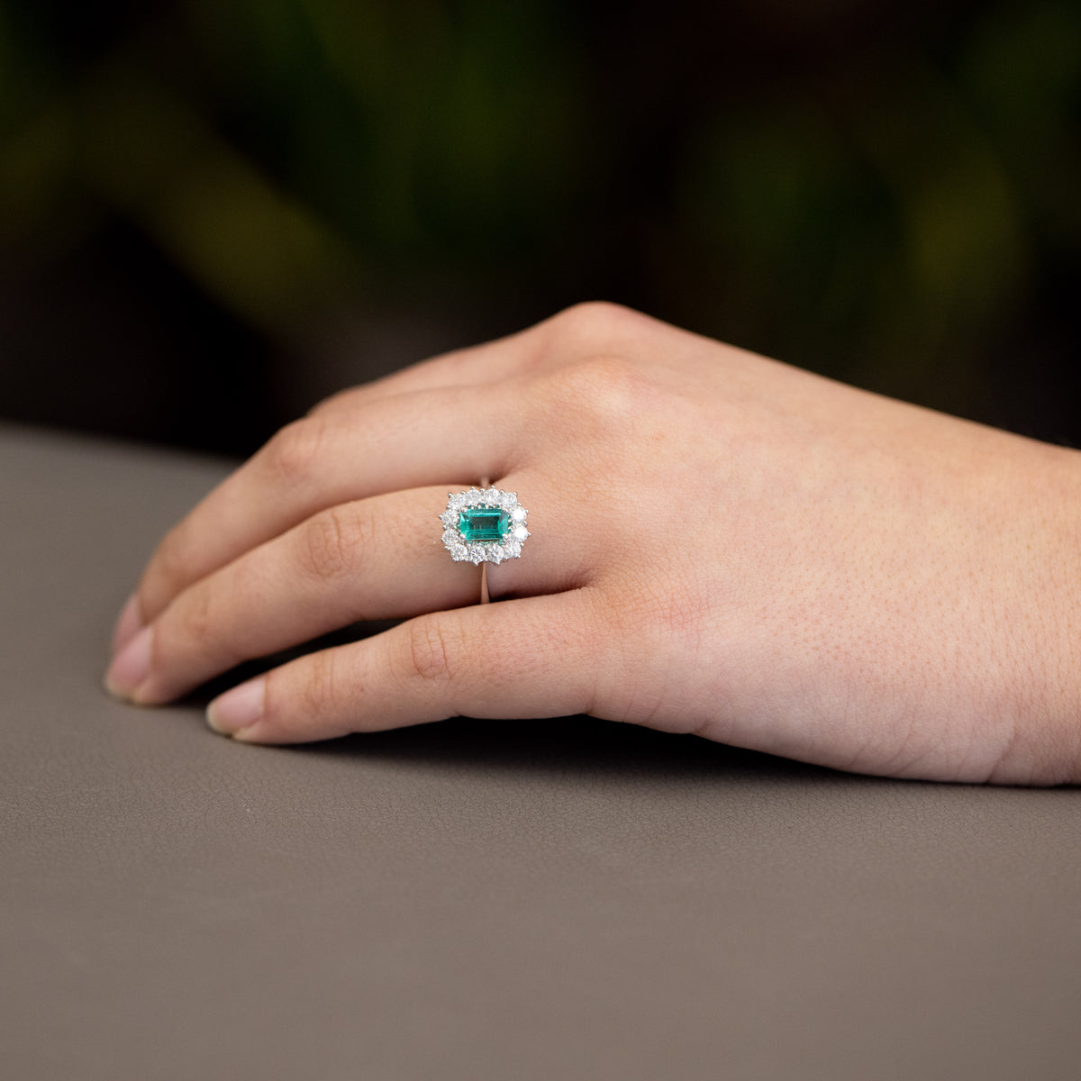 Anello in Oro Bianco 18KT con smeraldo taglio emerald e contorno in diamanti