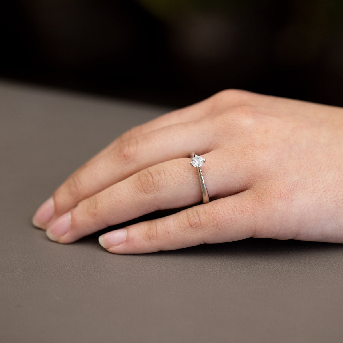 Anello solitario in platino e diamante taglio brillante