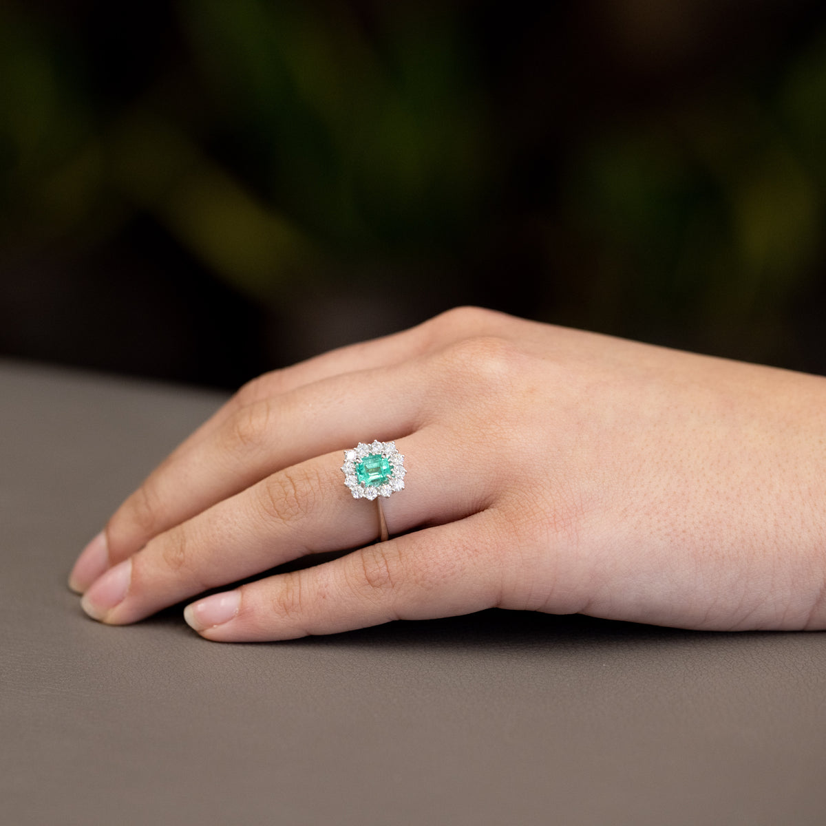 Anello in Oro Bianco 18KT con Smeraldo da 0,95kt e contorno in Diamanti