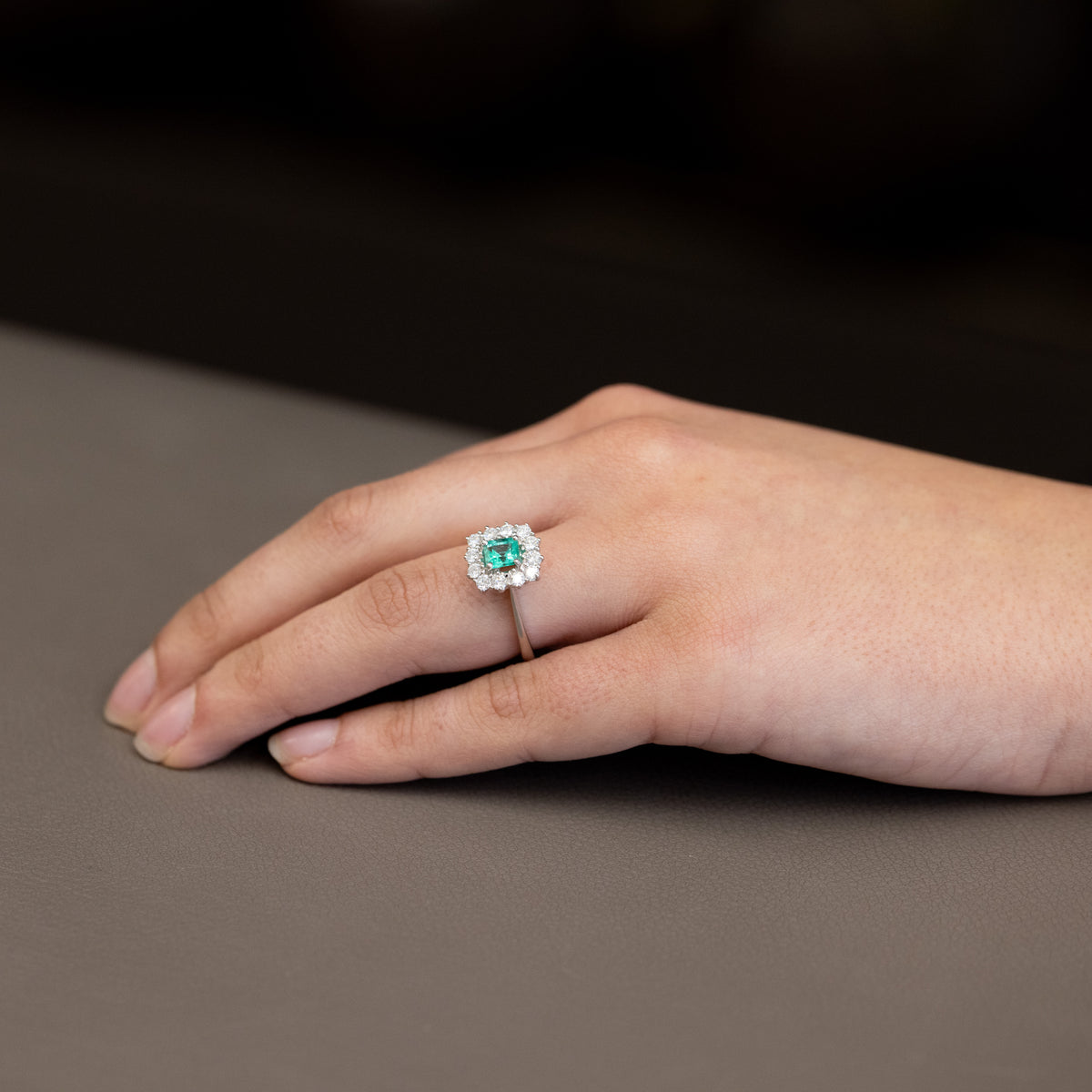 Anello in Oro Bianco 18KT  con Smeraldo da 0,88 kt e contorno con diamanti da 0,79kt