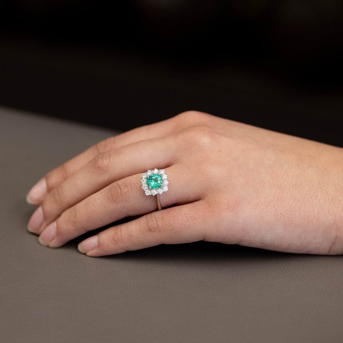 Anello in oro Bianco 18KT con Smeraldo centrale da 1,66kt e contorno in diamanti