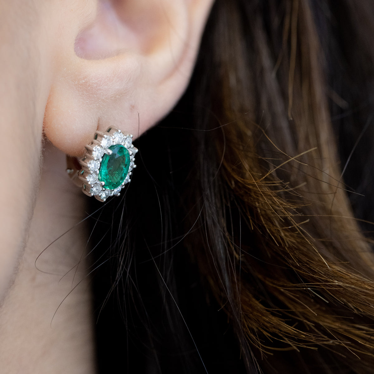 Orecchini in oro bianco 18 kt con diamanti da 1,10 kt e smeraldi da 2,12 kt