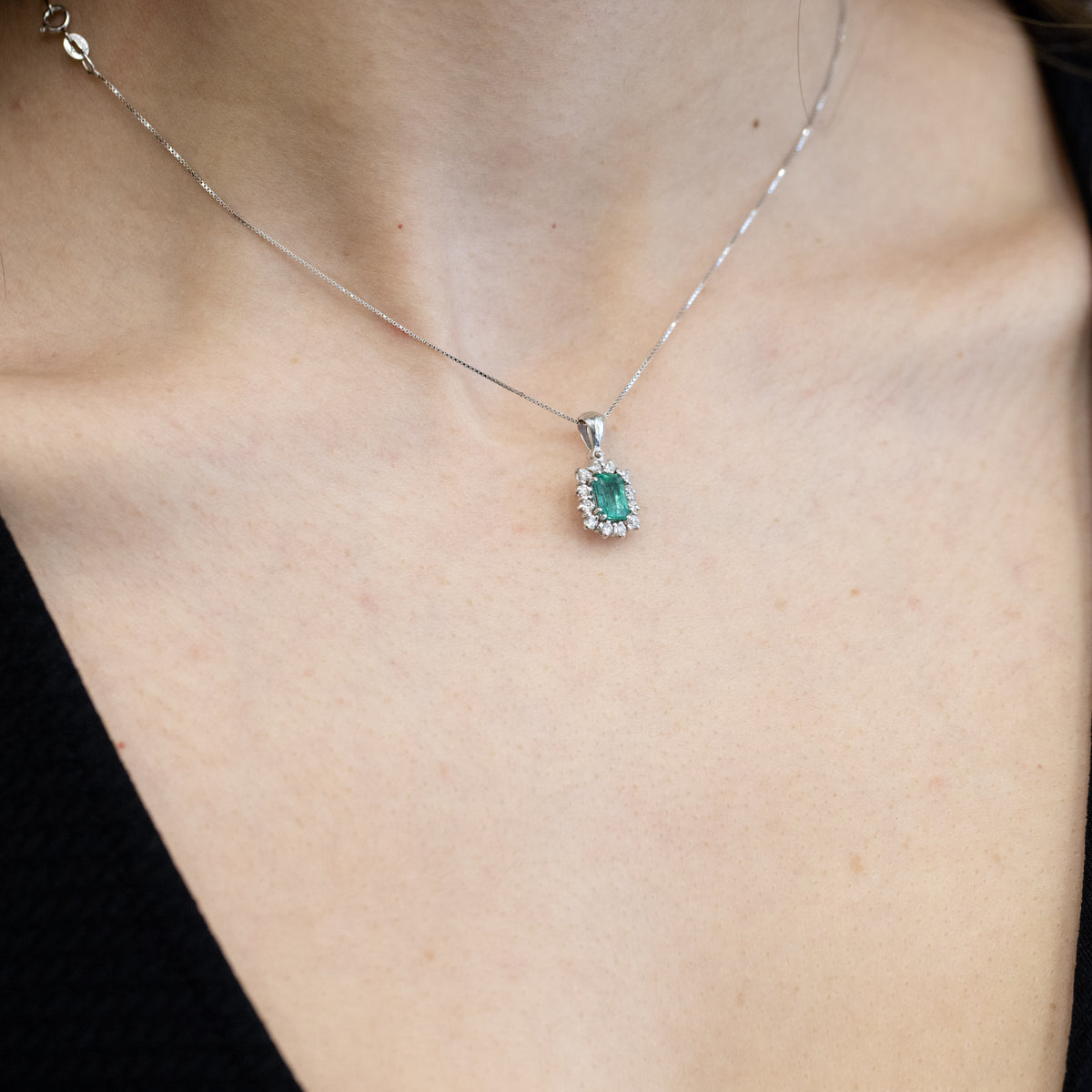 Central Emerald Pendant Surrounded by Diamonds in 18kt White Gold