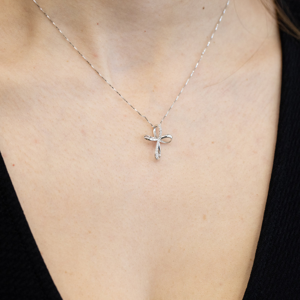 Collier Croce Infinito di Diamanti 0,07 kt dal taglio brillante in oro bianco 18 kt