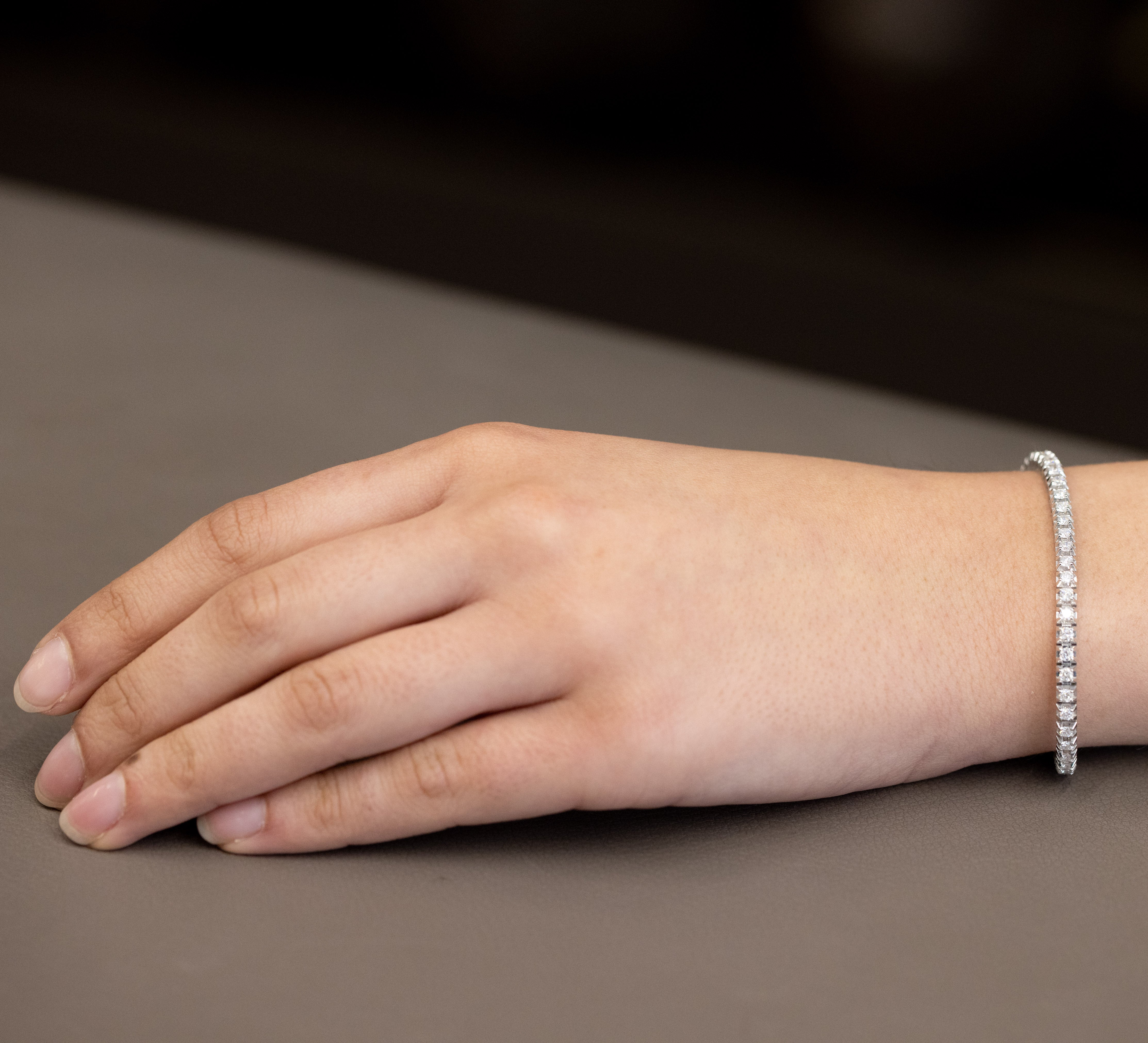Never Say Never Bracciale da donna in oro bianco 18k a maglie rigide con 35 zirconi. Peso; 3,80 grammi di oro 18 carati. Larghezza 2,00 mm x lunghezza 1,40 cm., 19 cm Never Say Never Bracciale da donna in oro bianco 18k a maglie rigide con 35 zirconi. Peso; 3,80 grammi di oro 18 carati. Larghezza 2,00 mm x lunghezza 1,40 cm., 19 cm