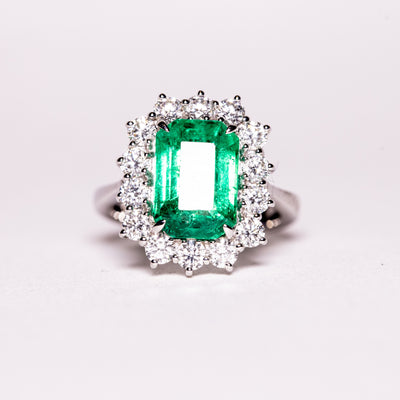 Anello Solitario con Smeraldo, Diamanti e Oro 18KT (Pezzo Unico)