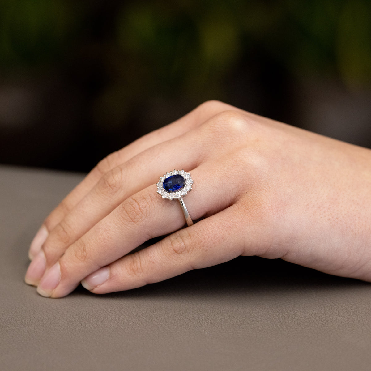 Anello in Oro Bianco 18kt con Zaffiro ceylon e contorno in Diamanti