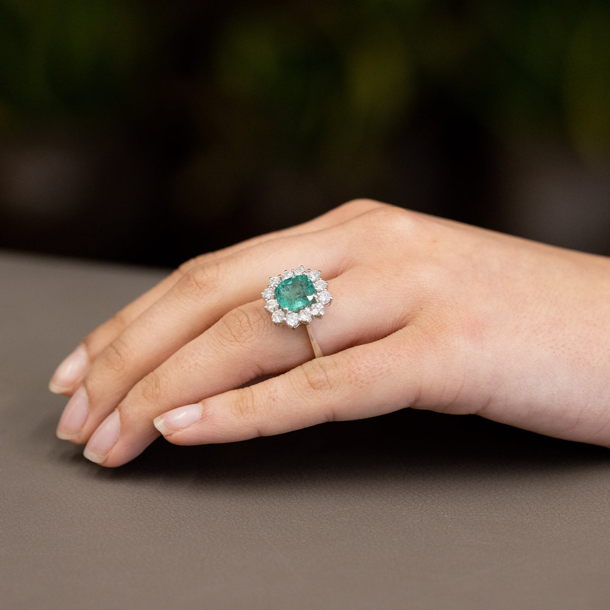 Anello in oro bianco 18 kt con Smeraldo da 3,09kt contornato con Diamanti 1,30kt