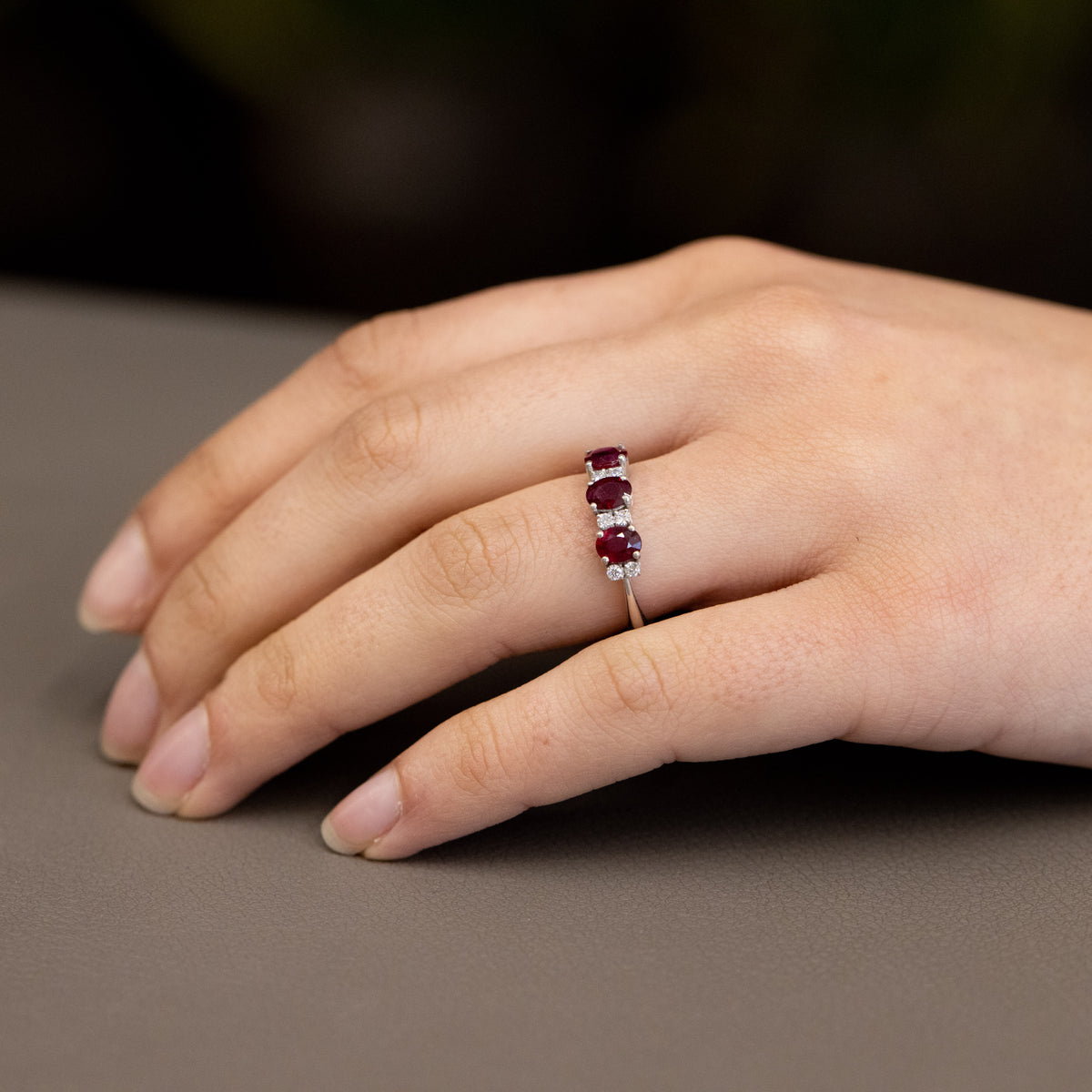 Anello Trilogy in oro bianco 18kt con rubini ovali e diamanti