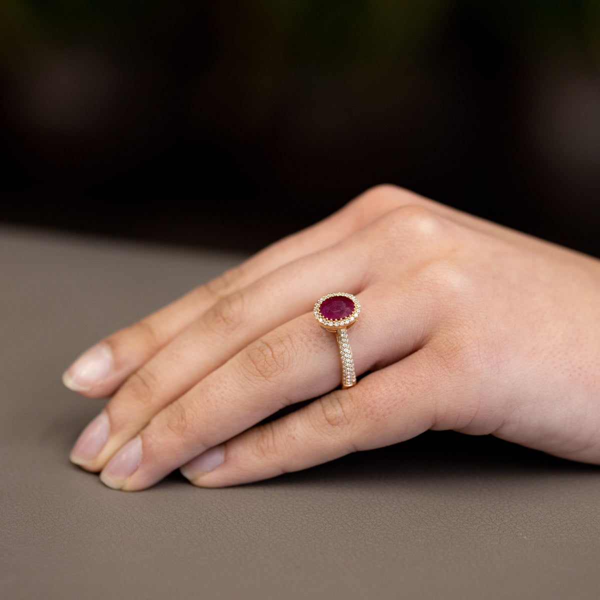 Anello in oro rosa 18kt contornato in diamanti e rubino ovale da 2,35kt