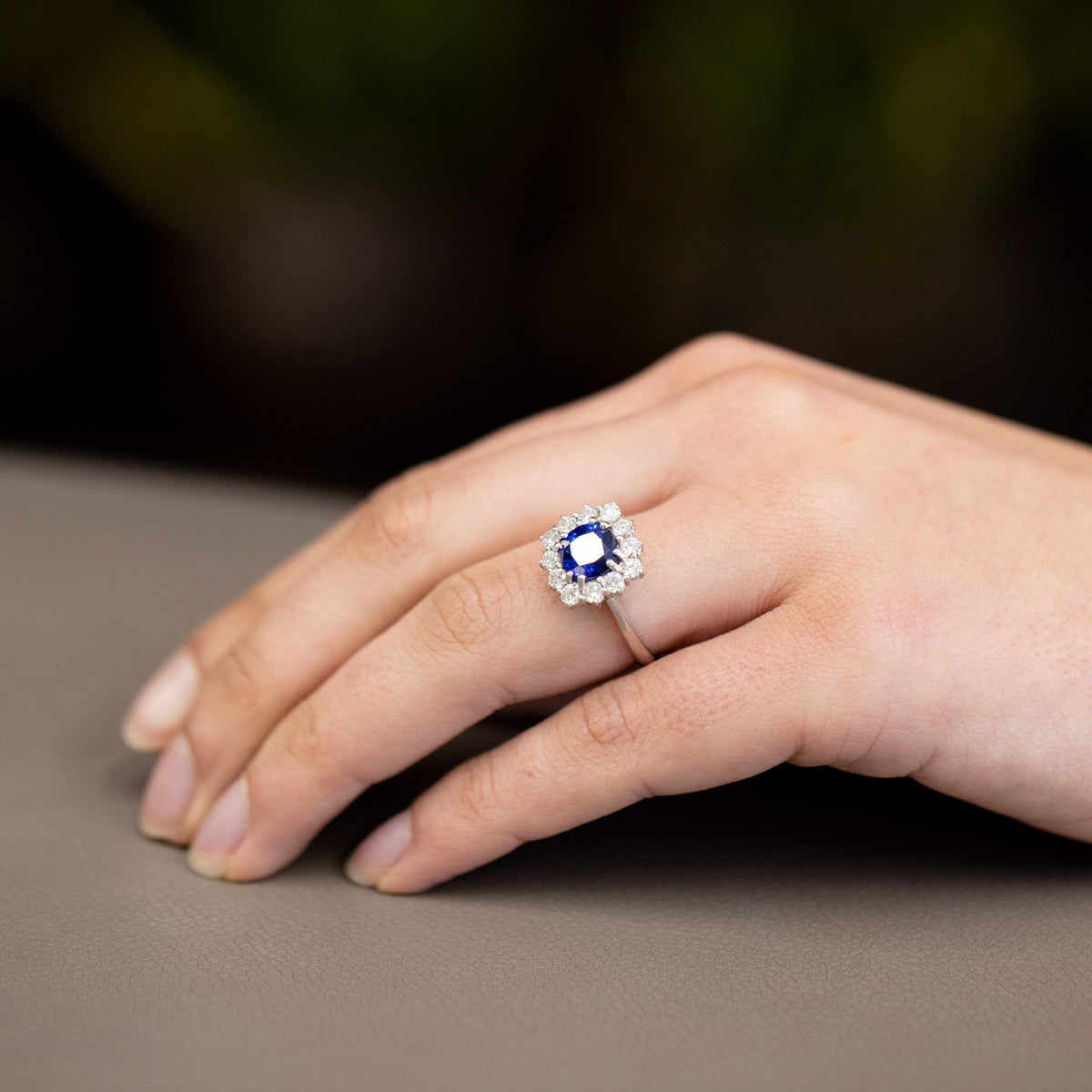 Anello in Oro Bianco 18KT con Zaffiro forma circolare e contorno in diamanti