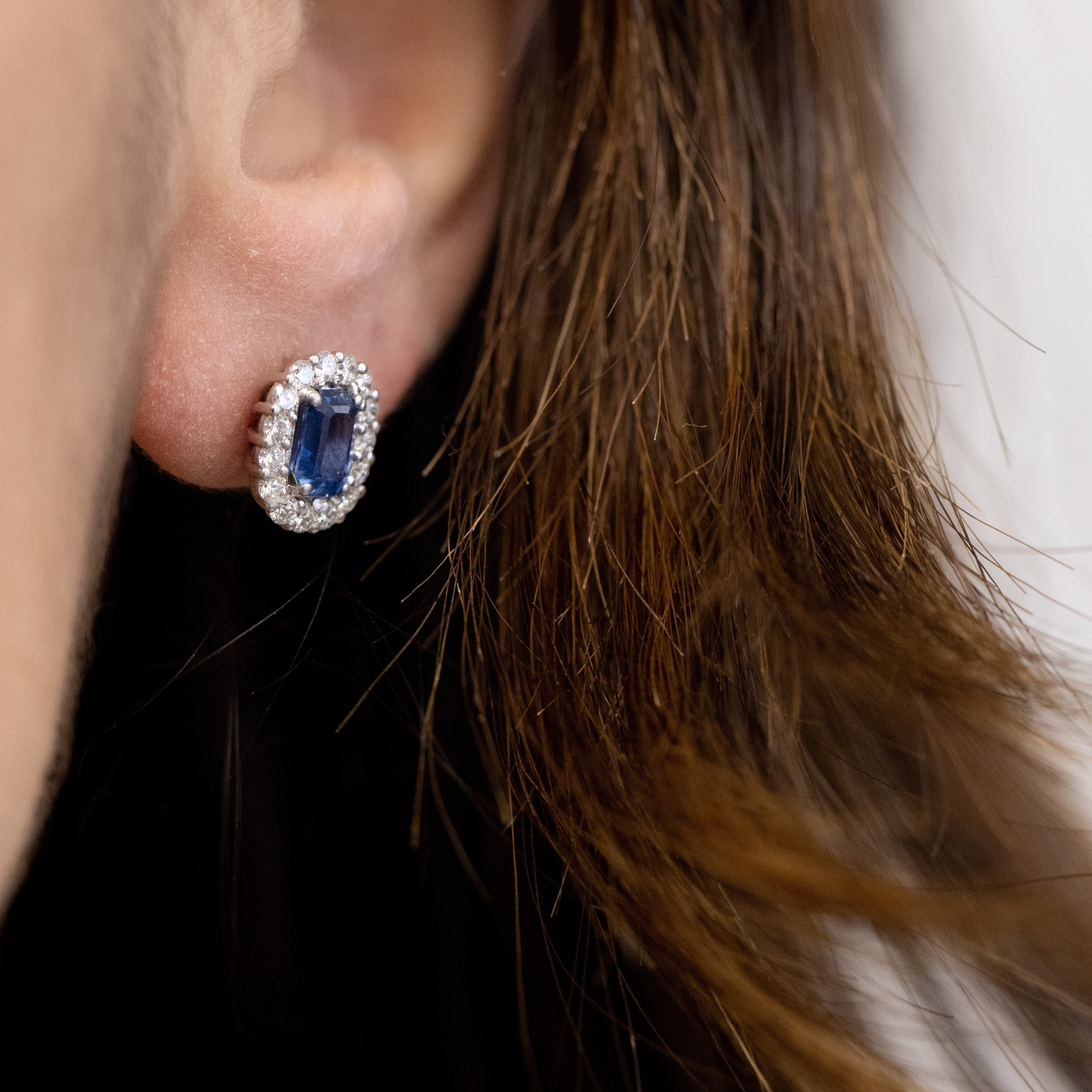 Miore Orecchini Donna Oro Bianco 9KT (375) Con Topazi Blu Naturali, Zaffiri E Rubini - Quadrati Piccoli Anallergici