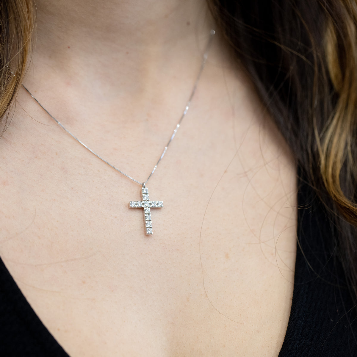 Collana in oro bianco 18 kt con ciondolo a Croce con diamanti taglio rotondo brillante