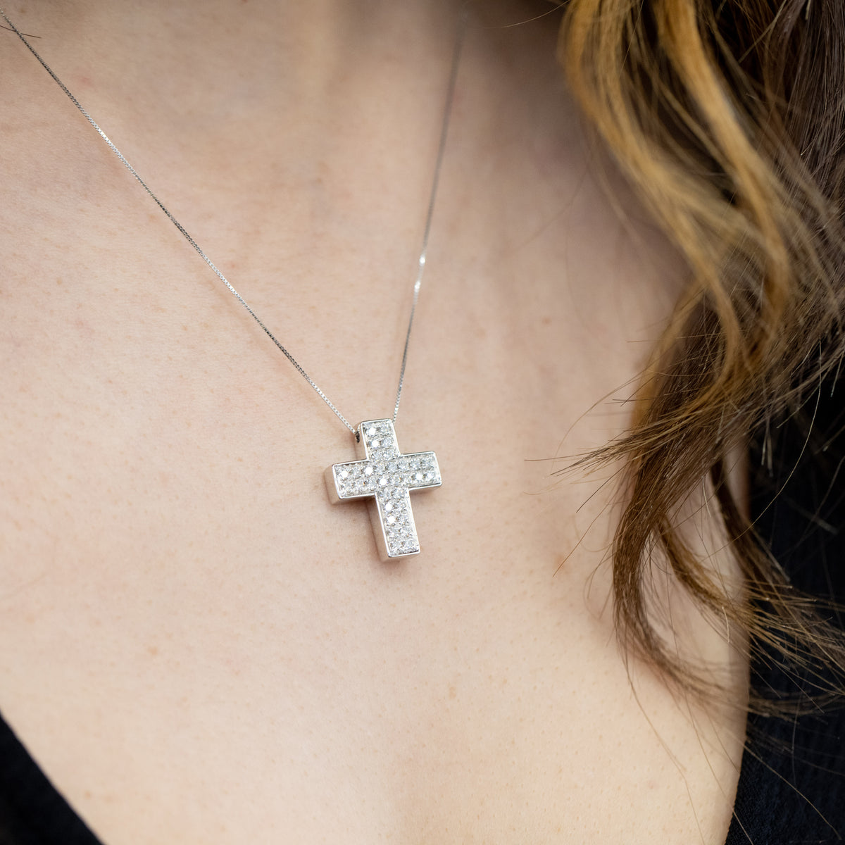 Collana in oro bianco 18 kt con ciondolo a Croce con diamanti taglio rotondo brillante