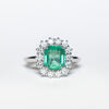 Anello in Oro Bianco 18KT con Smeraldo da 2,28 carati e contorno Diamanti
