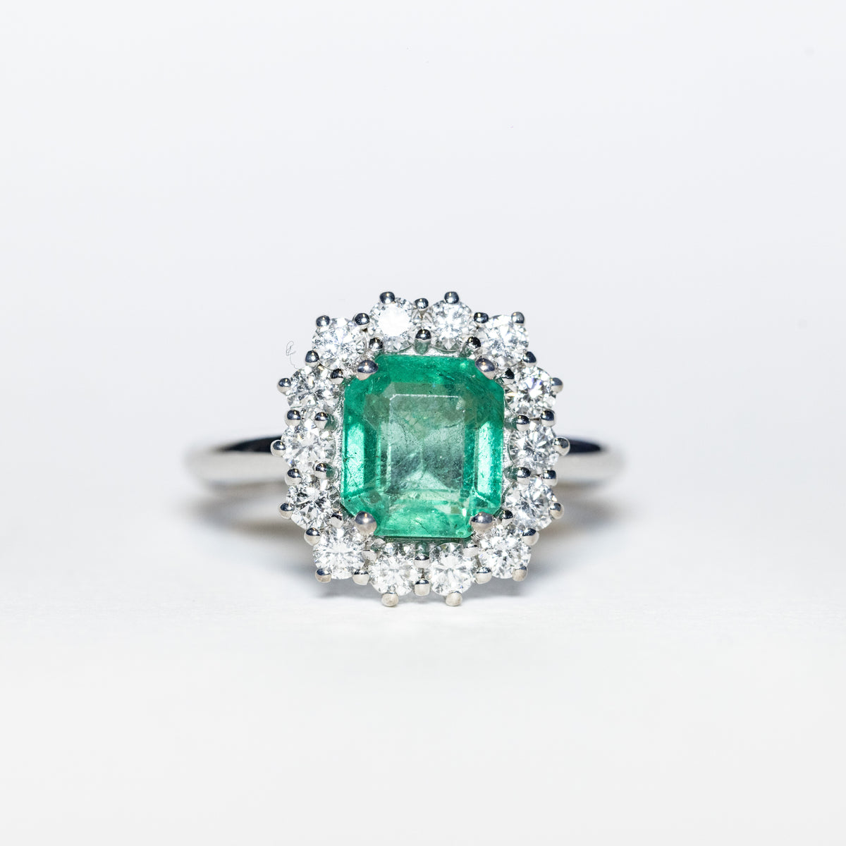 Anello in Oro Bianco 18KT con Smeraldo da 2,28 carati e contorno Diamanti