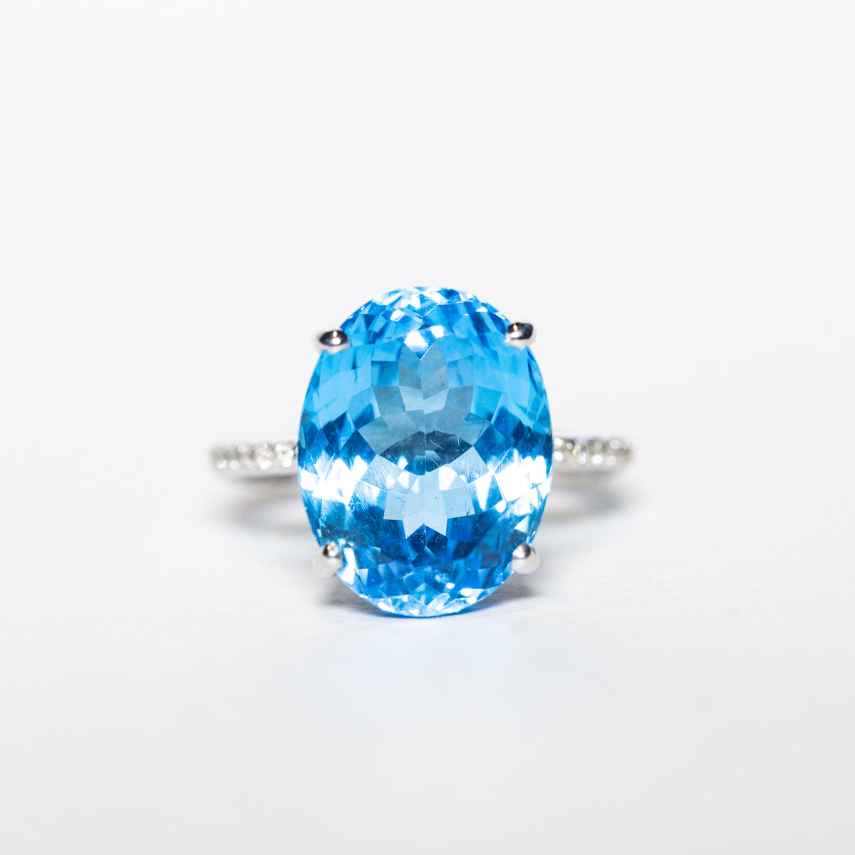 Anello in Oro Bianco 18KT con Topazio Imperior Blue e Diamanti