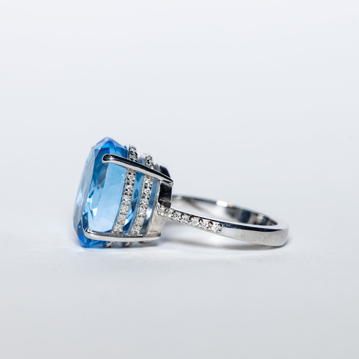 Anello in Oro Bianco 18KT con Topazio Imperior Blue e Diamanti