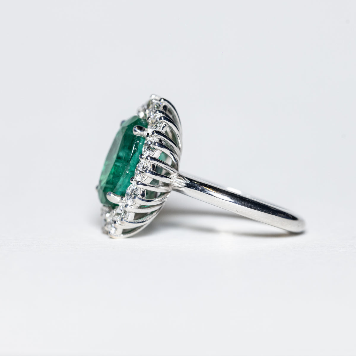 Anello in Oro Bianco 18KT con Smeraldo da 4,50 carati e contorno Diamanti