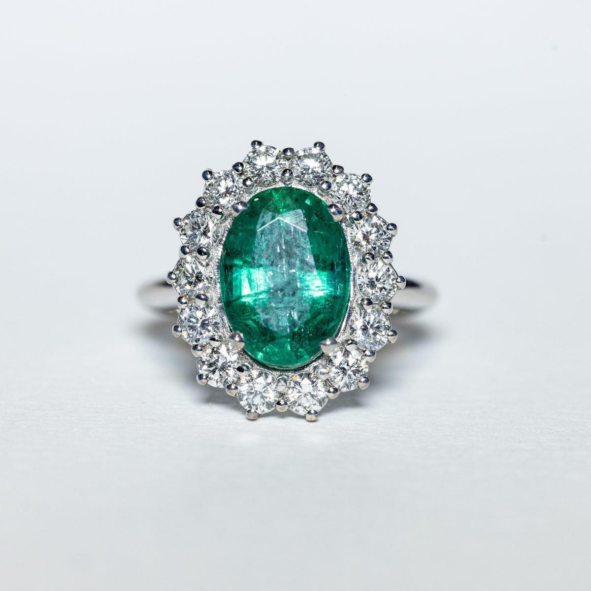 Anello in Oro Bianco 18KT con Smeraldo da 4,50 carati e contorno Diamanti