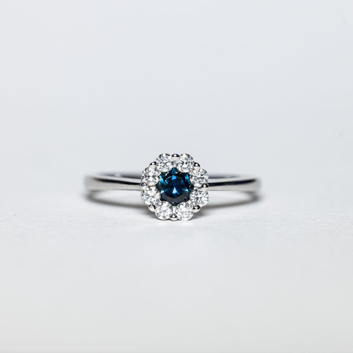 Anello fantasia Margherita in Oro Bianco 18KT con Zaffiro e Diamanti