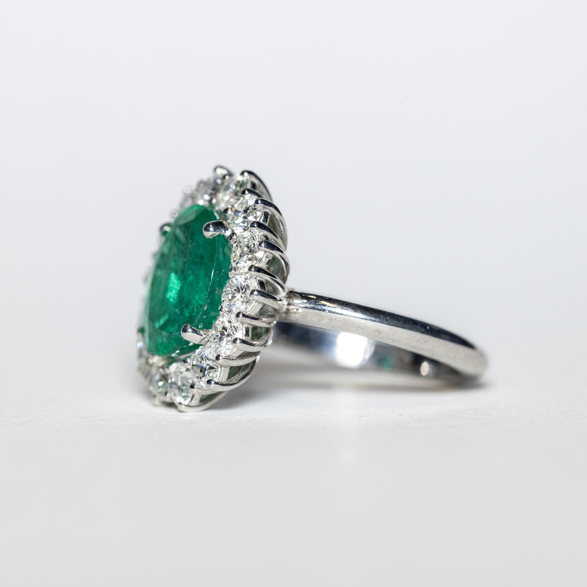 Anello in Oro Bianco 18KT con Smeraldo da 3,36 carati e contorno in Diamanti