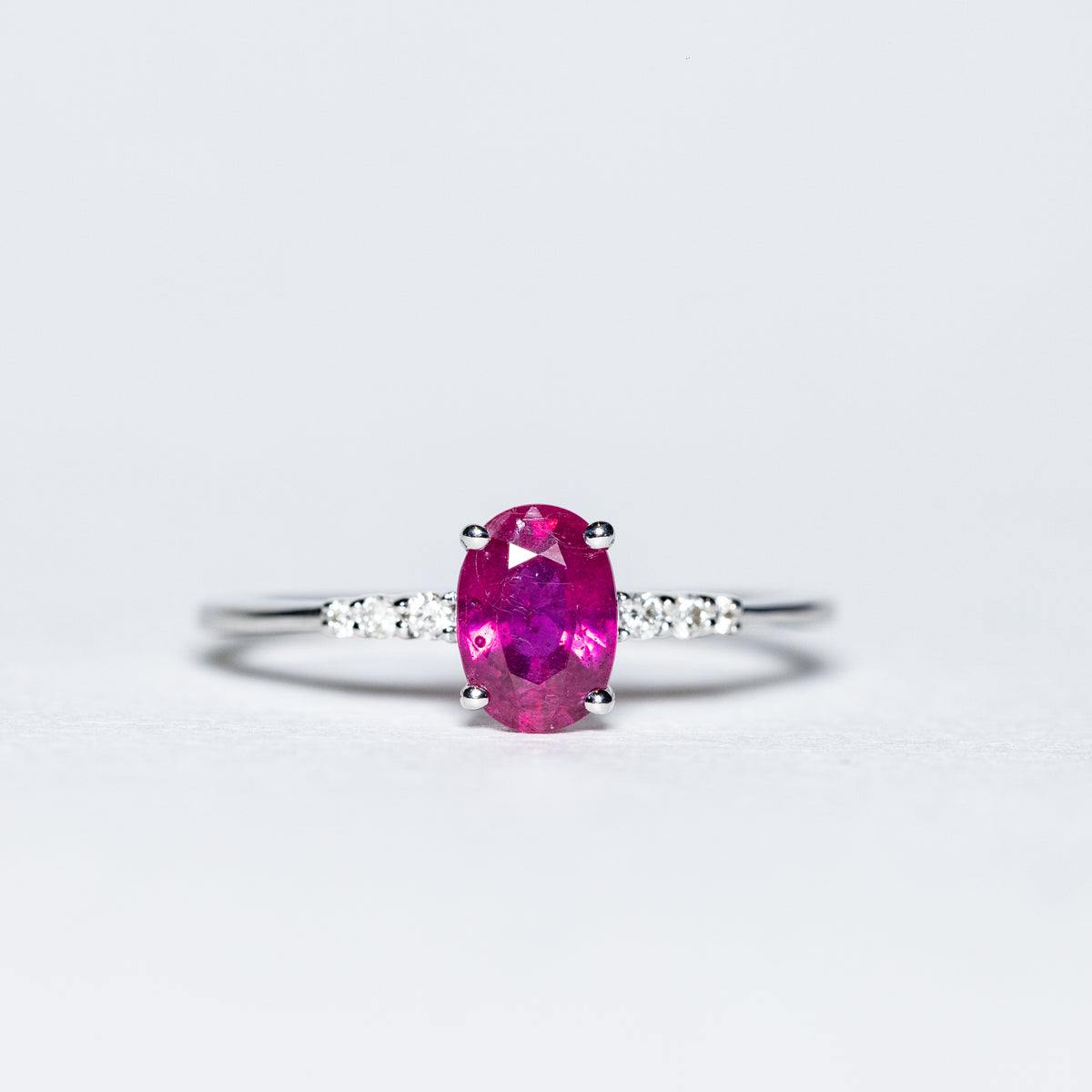 Anello In Oro Bianco 18 Kt Con Rubino e Diamanti Laterali
