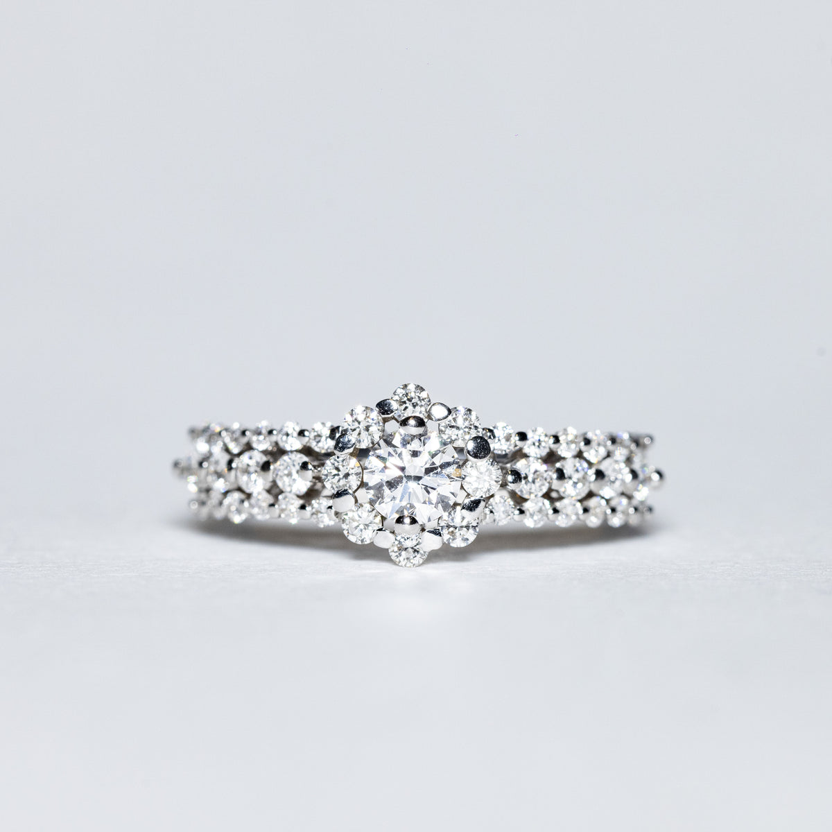 18Kt Gold Diamond Band Ring With Round Brilliant Cut Center Diamond