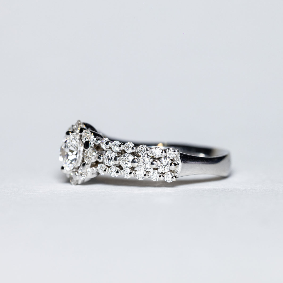 18Kt Gold Diamond Band Ring With Round Brilliant Cut Center Diamond