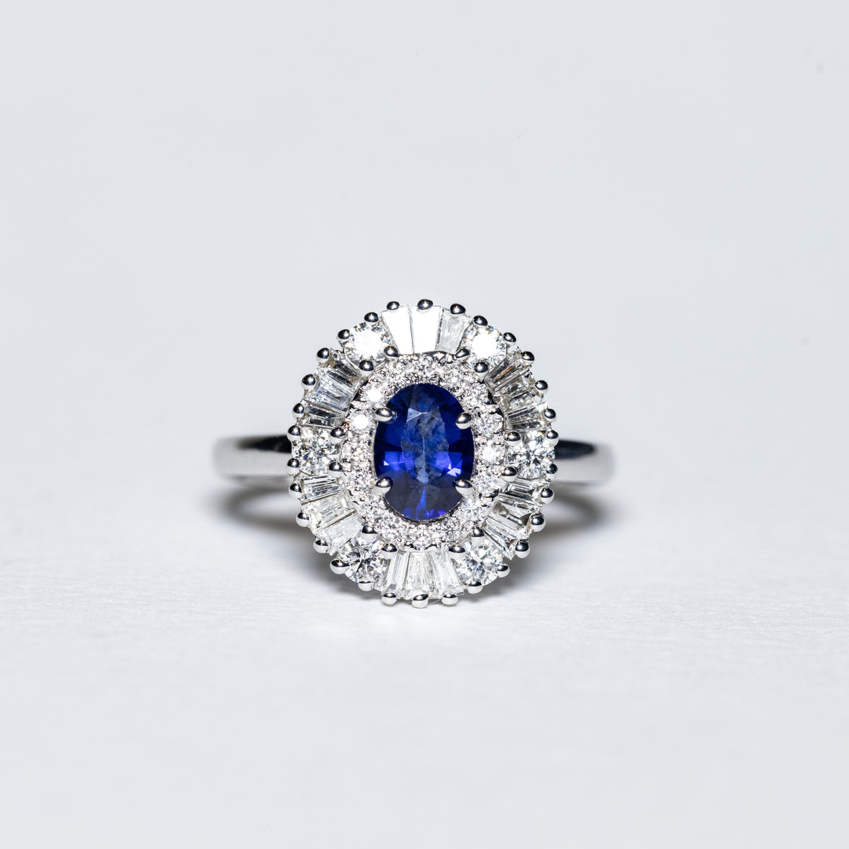 18K White Gold Ring With Sapphire And Baguette Cut Diamonds