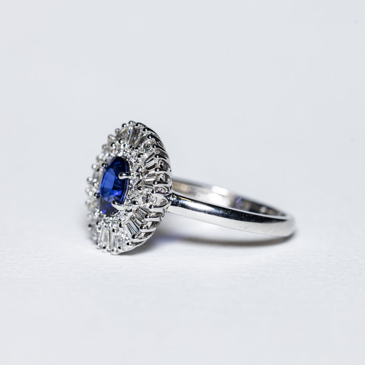 18K White Gold Ring With Sapphire And Baguette Cut Diamonds