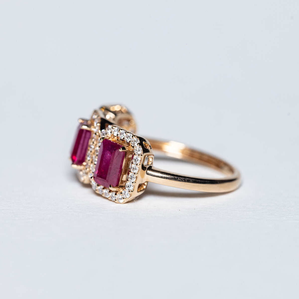 Anello Trilogy in Oro Rosa 18 KT con Rubini Taglio Baguette e Giro di Diamanti
