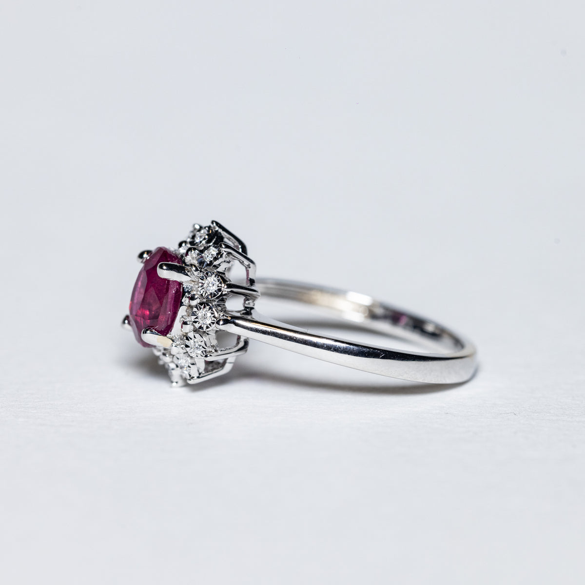 18 KT White Gold Ring with Central Ruby and Diamond Ring