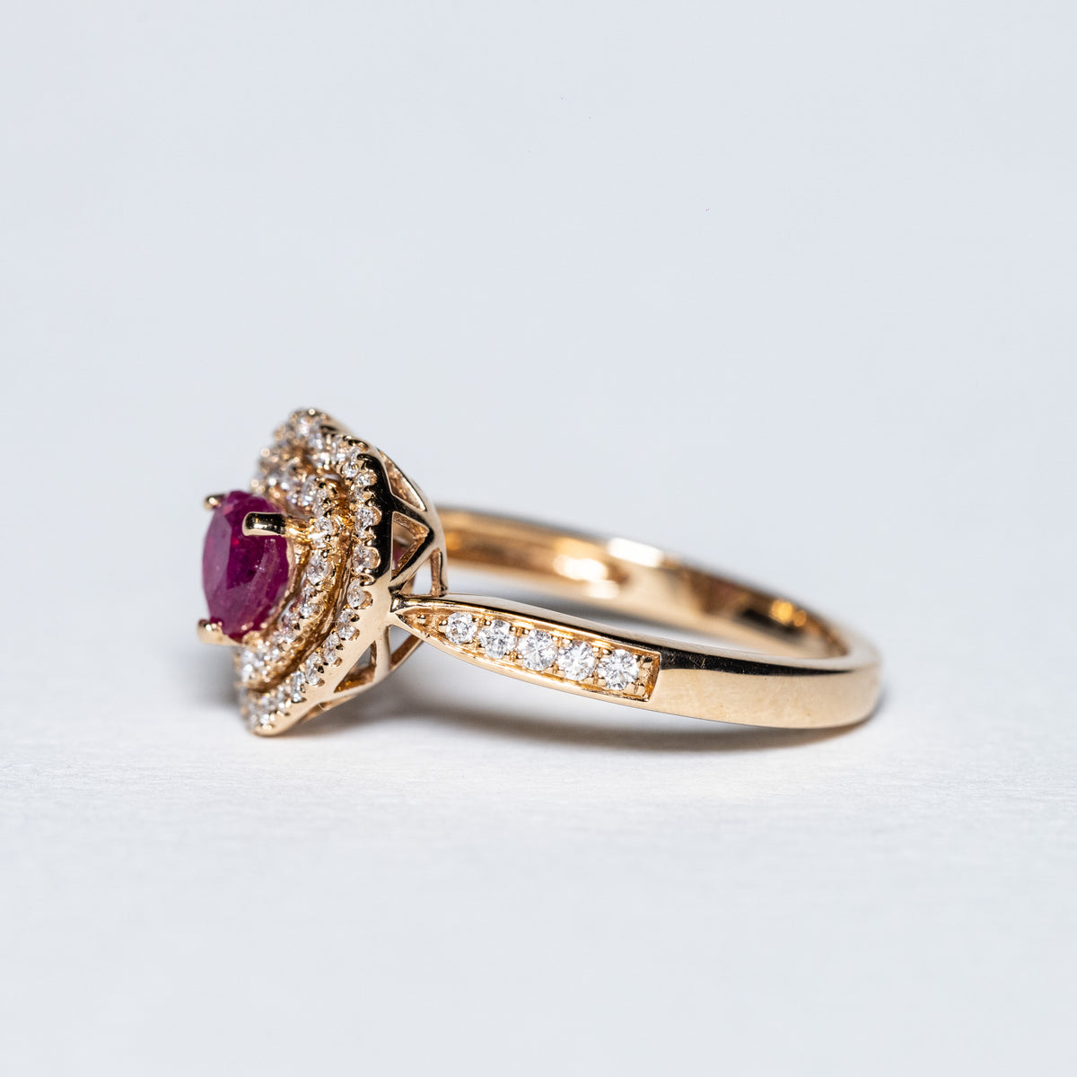 Anello in Oro Rosa 18 KT con Rubino Taglio a Cuore e Giro di Diamanti