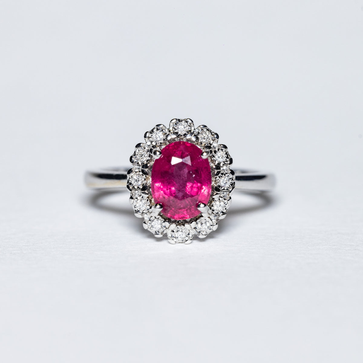 Anello in Oro Bianco 18 KT Con Rubino e Giro di Diamanti