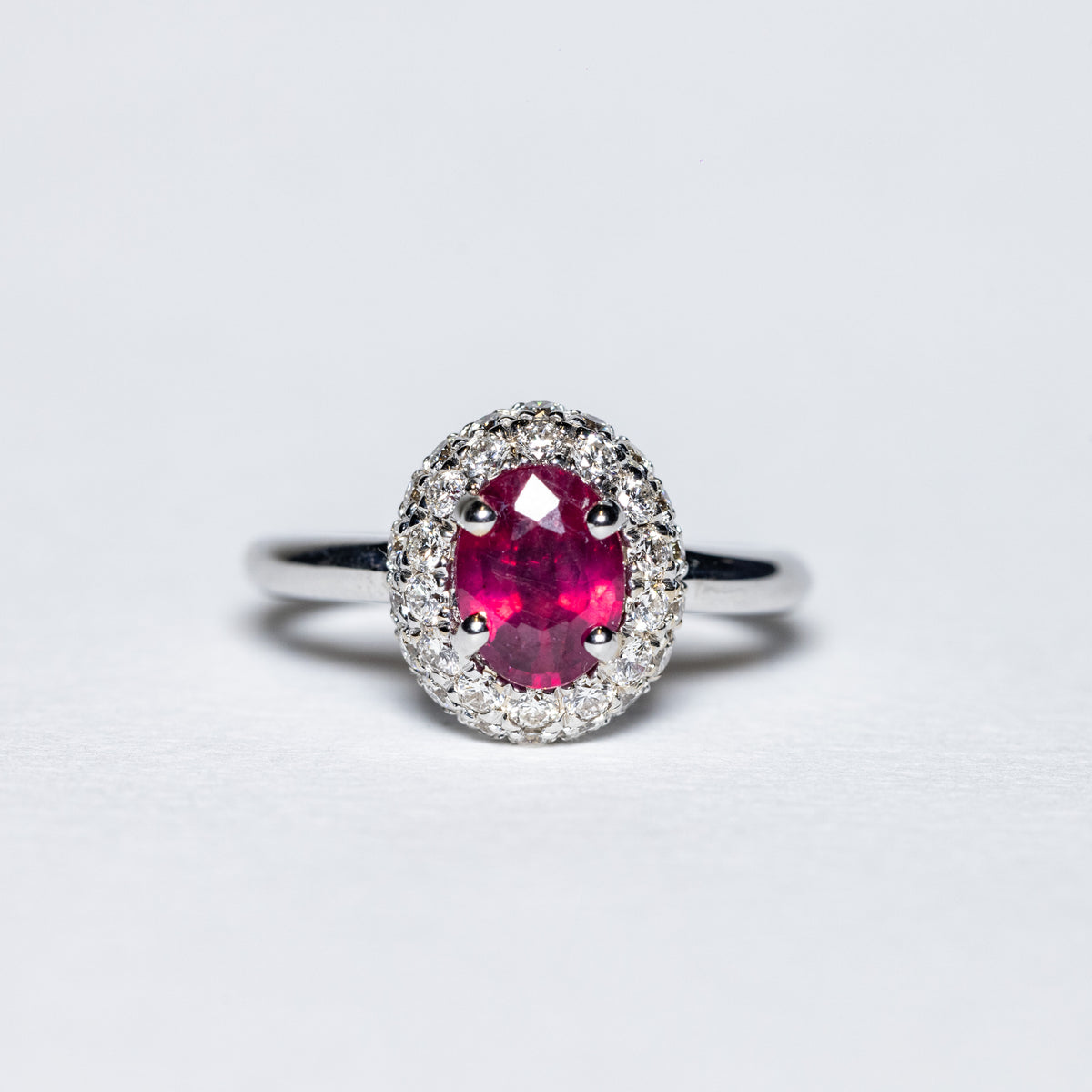 Anello in Oro Bianco 18 KT Con Rubino e Giro di Diamanti