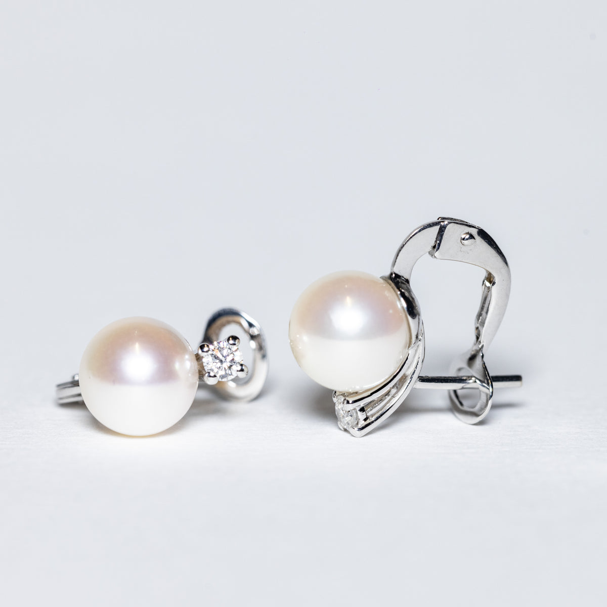 Orecchini in Oro Bianco 18 Kt con Perla Akoya e Diamanti