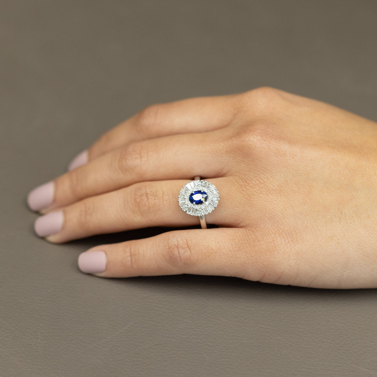 18K White Gold Ring With Sapphire And Baguette Cut Diamonds