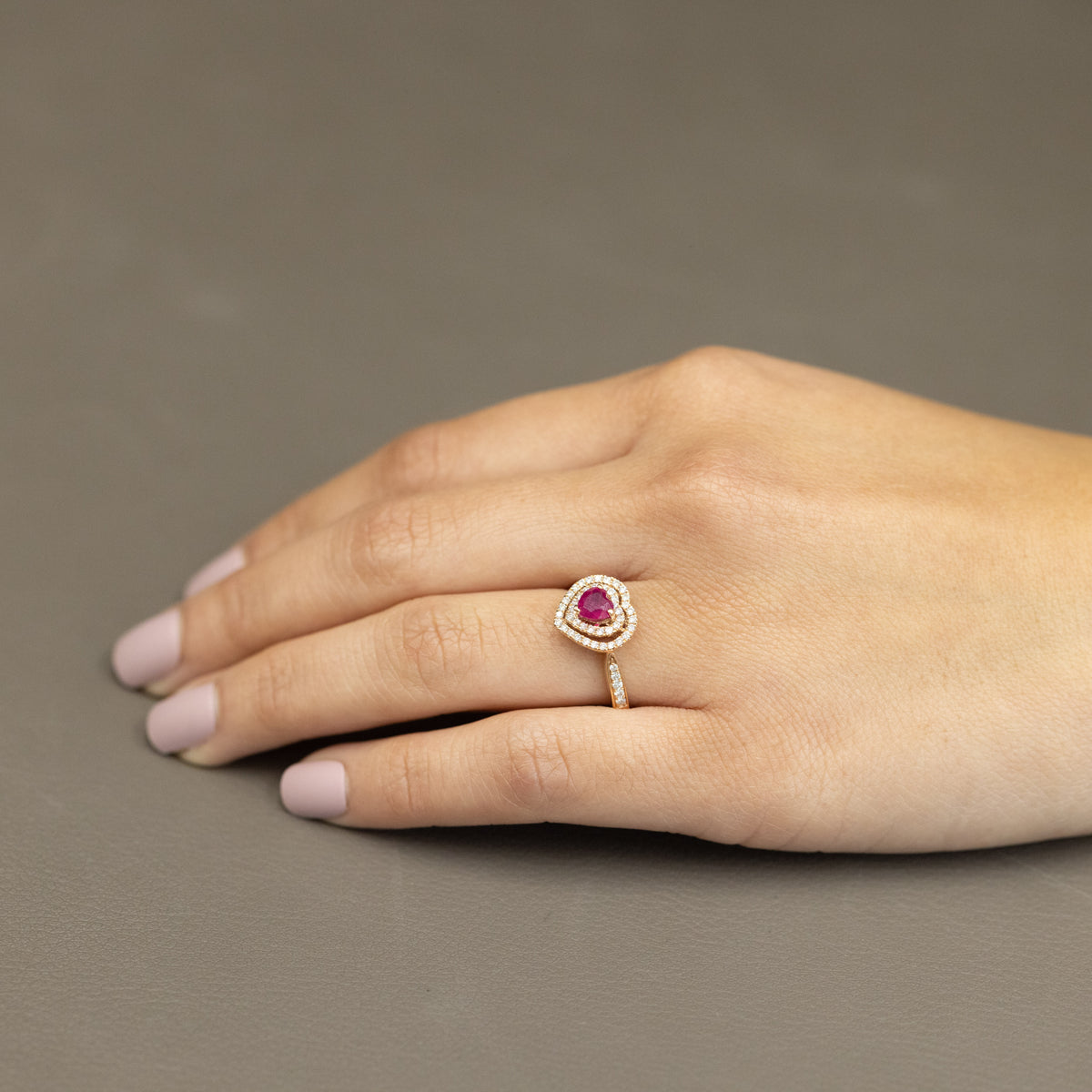 Anello in Oro Rosa 18 KT con Rubino Taglio a Cuore e Giro di Diamanti
