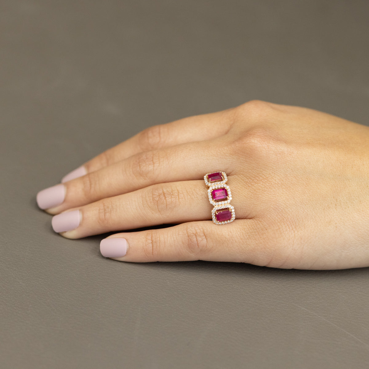 Anello Trilogy in Oro Rosa 18 KT con Rubini Taglio Baguette e Giro di Diamanti